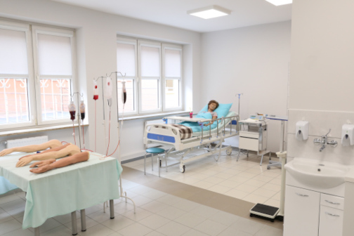 Manekin leżący w sali szpitalnej 